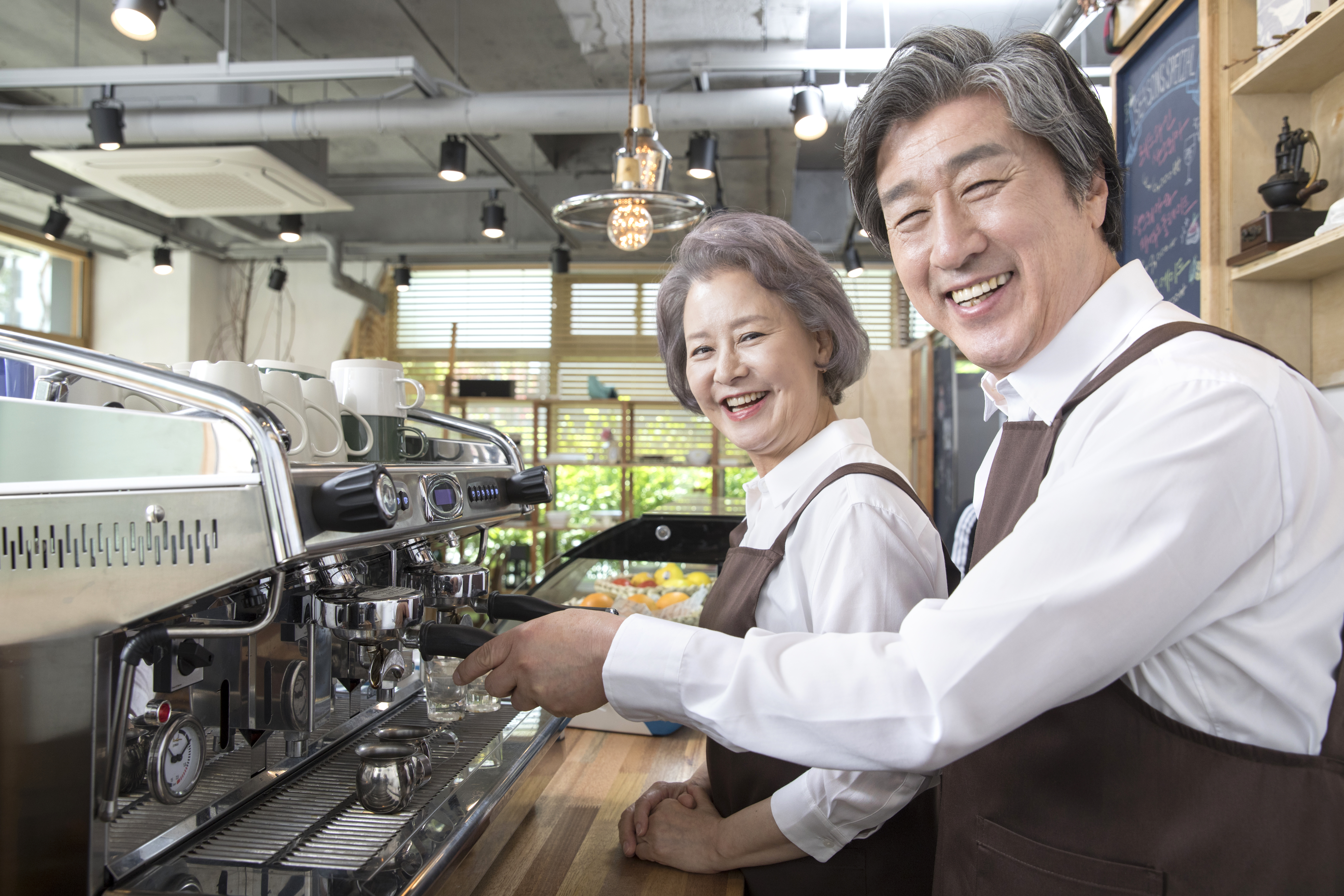 지역 공간에 모여 이야기를 나누는 사람들